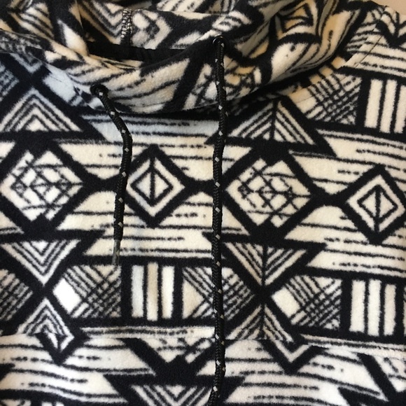 KAVU Woman’s Overlook Pullover Fleece Poncho - Picture 4 of 6